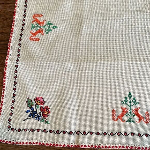 Vintage off white/cream small table cloth & 4 napkins with cross stitch flowers - Picture 10 of 11